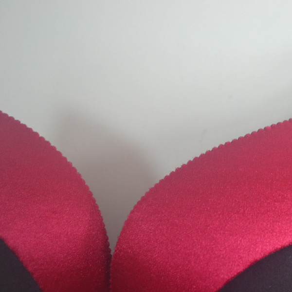 超聲波壓花邊機(jī)故障修護(hù)之機(jī)構(gòu)部組篇超聲波壓花邊機(jī)機(jī)構(gòu)部組之故障排除與注意事項(xiàng) 超聲波壓花邊機(jī)乃是利用振動(dòng)子所發(fā)射之超聲波能量，借由焊頭（HORN）與花輪（ROLLER）兩者這接觸摩擦，再由上下、壓輪將